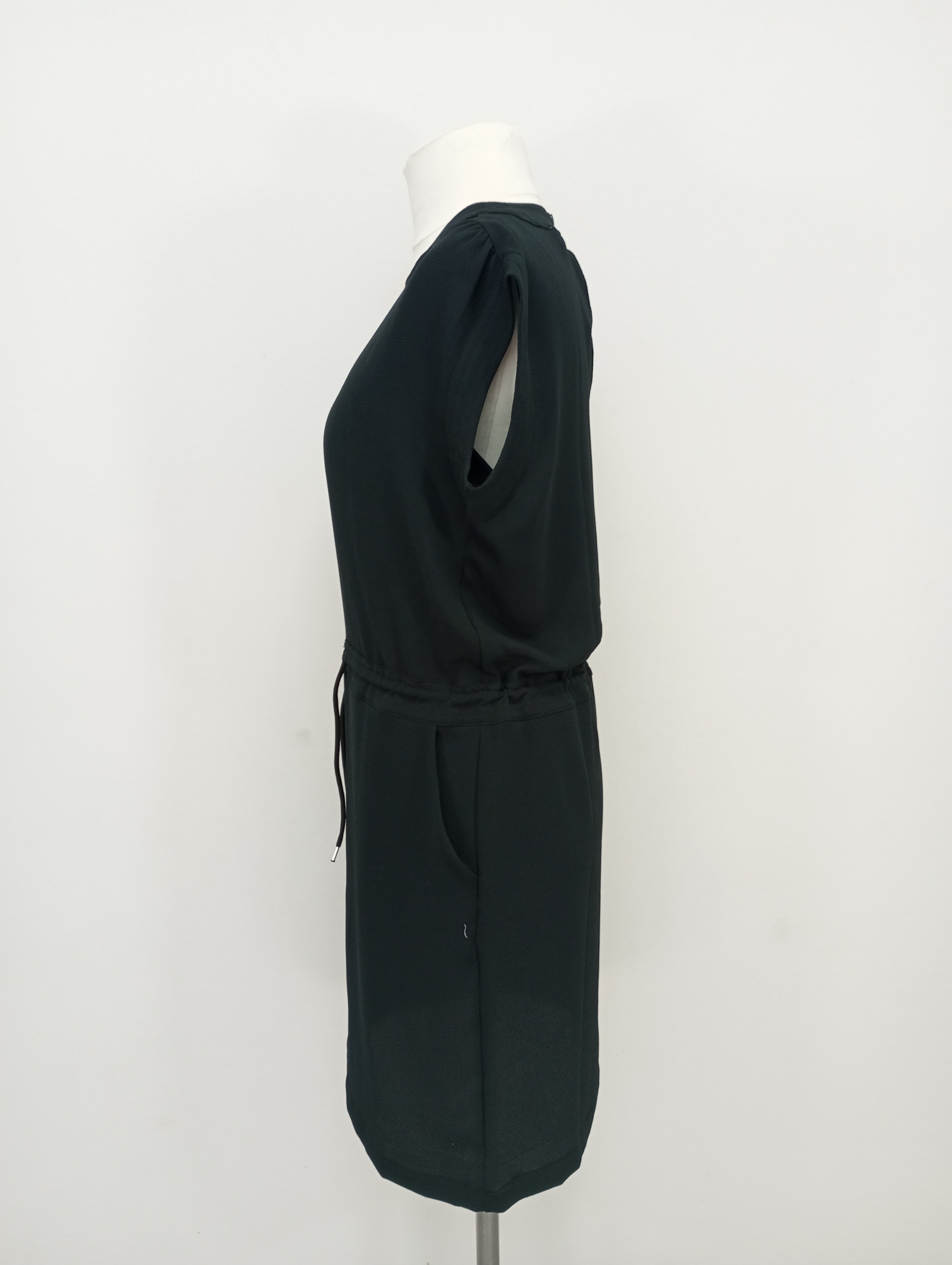 Ärmelloses schwarzes Sommerkleid mit Schnur an der Hüfte