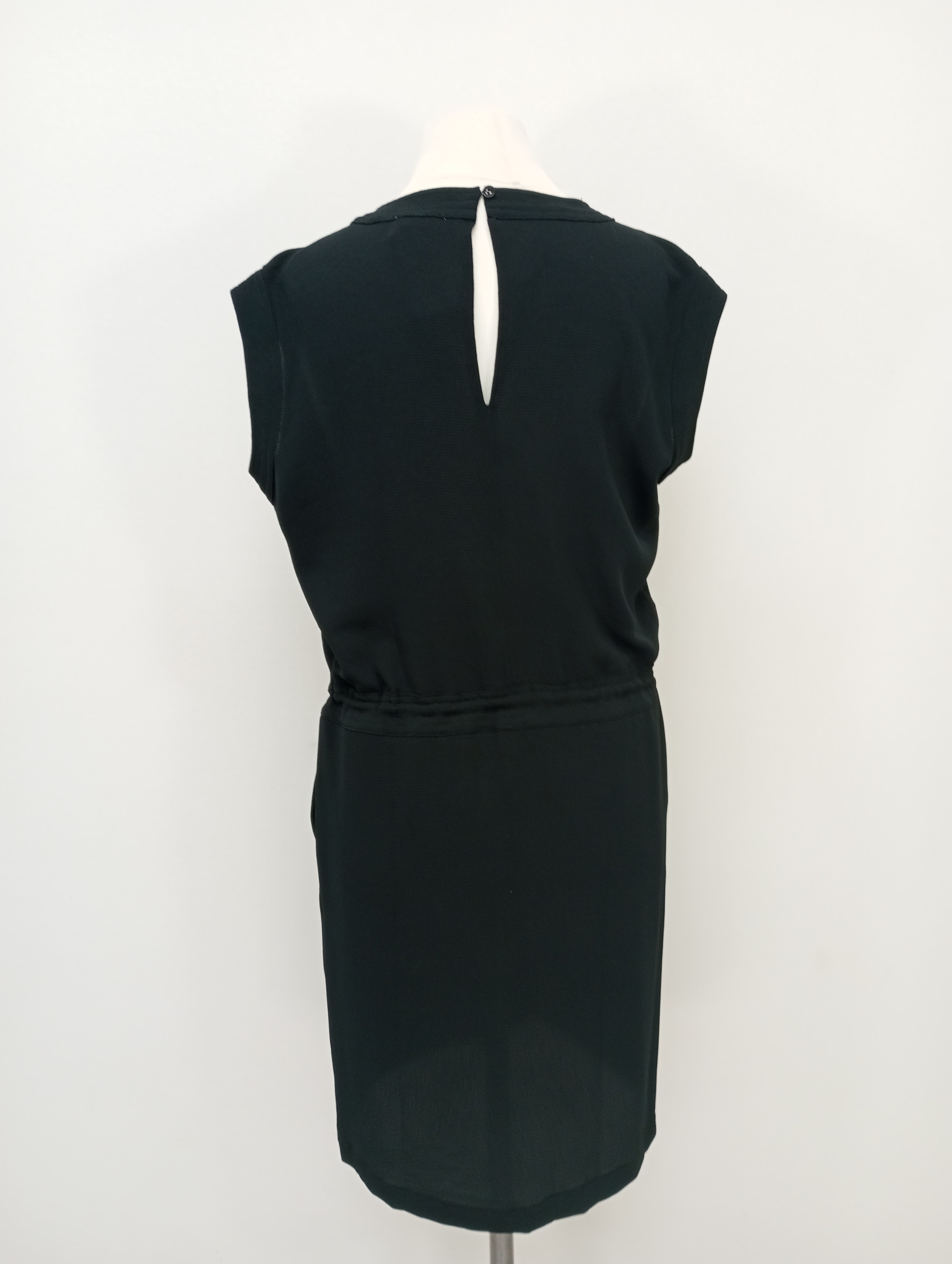Ärmelloses schwarzes Sommerkleid mit Schnur an der Hüfte