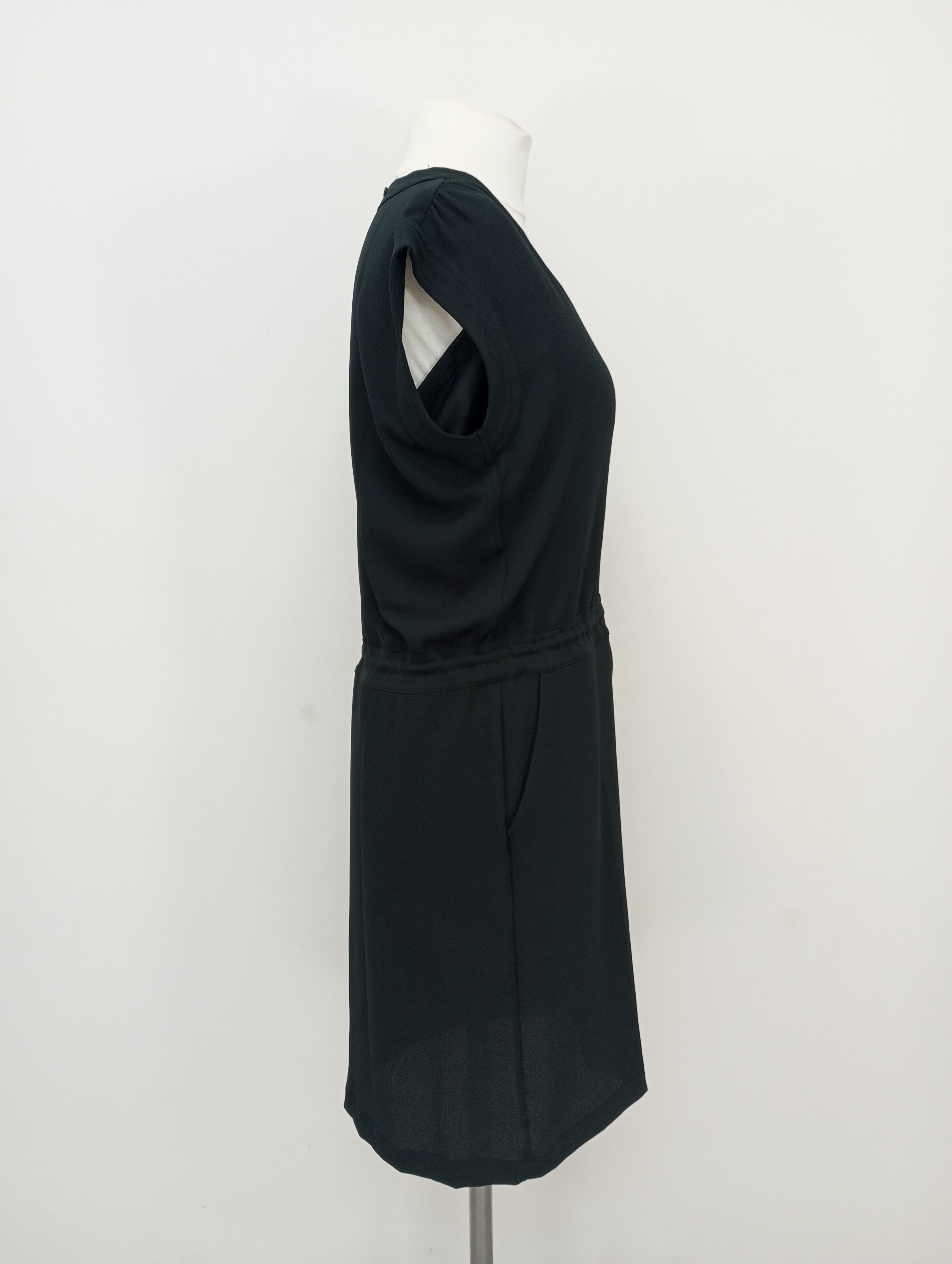 Ärmelloses schwarzes Sommerkleid mit Schnur an der Hüfte